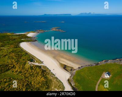 Luftaufnahme von der Drohne des Camusdarach Beach, einem der Silver Sands of Morar in Lochaber, Scottish Highlands, Schottland, Großbritannien Stockfoto