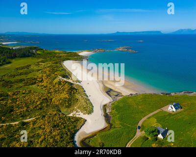 Luftaufnahme von der Drohne des Camusdarach Beach, einem der Silver Sands of Morar in Lochaber, Scottish Highlands, Schottland, Großbritannien Stockfoto