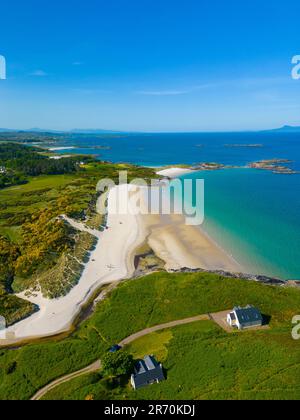 Luftaufnahme von der Drohne des Camusdarach Beach, einem der Silver Sands of Morar in Lochaber, Scottish Highlands, Schottland, Großbritannien Stockfoto