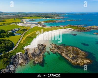 Luftaufnahme von der Drohne des Camusdarach Beach, einem der Silver Sands of Morar in Lochaber, Scottish Highlands, Schottland, Großbritannien Stockfoto