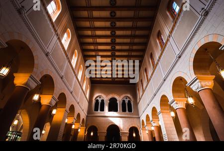 Großer Saal einer alten historischen Kathedrale Stockfoto