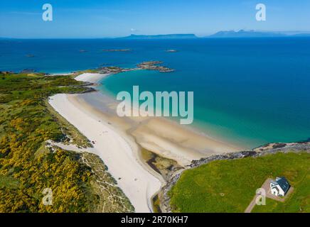 Luftaufnahme von der Drohne des Camusdarach Beach, einem der Silver Sands of Morar in Lochaber, Scottish Highlands, Schottland, Großbritannien Stockfoto