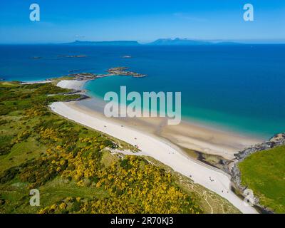 Luftaufnahme von der Drohne des Camusdarach Beach, einem der Silver Sands of Morar in Lochaber, Scottish Highlands, Schottland, Großbritannien Stockfoto