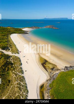 Luftaufnahme von der Drohne des Camusdarach Beach, einem der Silver Sands of Morar in Lochaber, Scottish Highlands, Schottland, Großbritannien Stockfoto