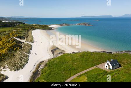 Luftaufnahme von der Drohne des Camusdarach Beach, einem der Silver Sands of Morar in Lochaber, Scottish Highlands, Schottland, Großbritannien Stockfoto