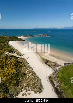 Luftaufnahme von der Drohne des Camusdarach Beach, einem der Silver Sands of Morar in Lochaber, Scottish Highlands, Schottland, Großbritannien Stockfoto