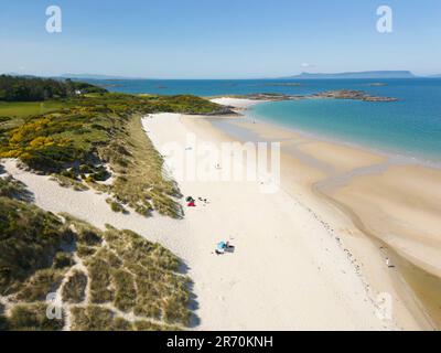 Luftaufnahme von der Drohne des Camusdarach Beach, einem der Silver Sands of Morar in Lochaber, Scottish Highlands, Schottland, Großbritannien Stockfoto