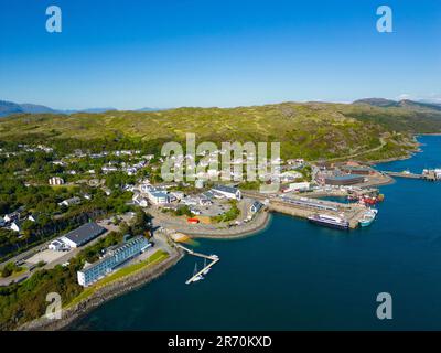 Luftaufnahme von der Drohne von Kyle von Lochalsh Village und Hafen in Ross und Cromarty, Highland, Schottland, Großbritannien Stockfoto