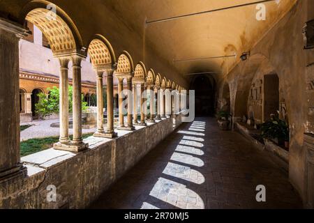 Klöster der Basilika des Quattro Coronati. Kirche der vier Heiligen auf dem Caelianischen Hügel in Rom. Stockfoto