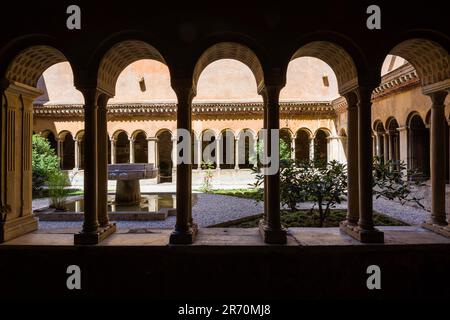 Klöster der Basilika des Quattro Coronati. Kirche der vier Heiligen auf dem Caelianischen Hügel in Rom. Stockfoto