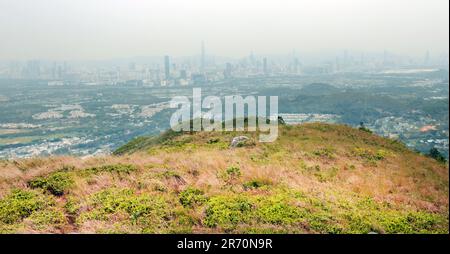 Blick auf Shenzhen vom Berg Kai Kung Shan in den New Territories in Hong Kong. Stockfoto