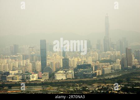 Blick auf Shenzhen vom Berg Kai Kung Shan in den New Territories in Hong Kong. Stockfoto