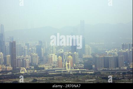 Blick auf Shenzhen vom Berg Kai Kung Shan in den New Territories in Hong Kong. Stockfoto