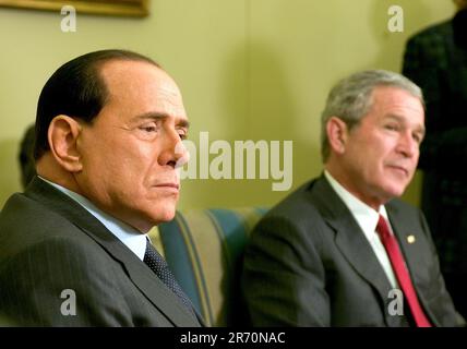 Silvio Berlusconi ist verstorben. Washington, DC - 28. Februar 2006 -- US-Präsident George W. Bush trifft am 28. Februar 2006 im Oval Office des Weißen Hauses mit Ministerpräsident Silvio Berlusconi aus Italien zusammen.Kredit: Ron Sachs/CNP /MediaPunch Stockfoto