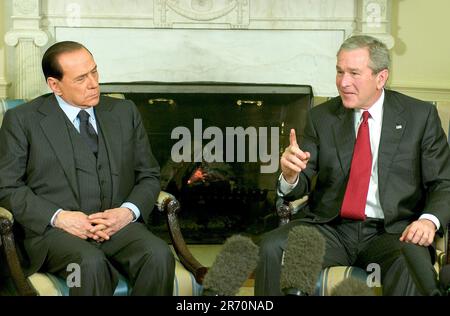 Silvio Berlusconi ist verstorben. Washington, DC - 28. Februar 2006 -- US-Präsident George W. Bush trifft am 28. Februar 2006 im Oval Office des Weißen Hauses mit Ministerpräsident Silvio Berlusconi aus Italien zusammen.Kredit: Ron Sachs/CNP /MediaPunch Stockfoto