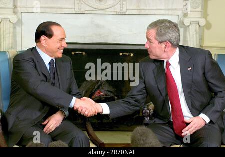 Silvio Berlusconi ist verstorben. Washington, DC - 28. Februar 2006 -- US-Präsident George W. Bush trifft am 28. Februar 2006 im Oval Office des Weißen Hauses mit Ministerpräsident Silvio Berlusconi aus Italien zusammen.Kredit: Ron Sachs/CNP /MediaPunch Stockfoto