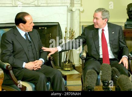 Silvio Berlusconi ist verstorben. Washington, DC - 28. Februar 2006 -- US-Präsident George W. Bush trifft am 28. Februar 2006 im Oval Office des Weißen Hauses mit Ministerpräsident Silvio Berlusconi aus Italien zusammen.Kredit: Ron Sachs/CNP /MediaPunch Stockfoto