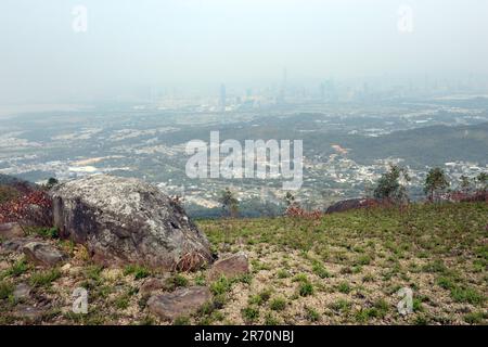 Blick auf Shenzhen vom Berg Kai Kung Shan in den New Territories in Hong Kong. Stockfoto