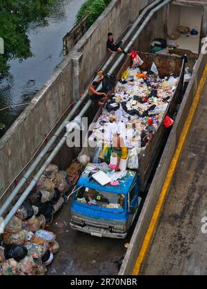 Der Müllsammler trennt den Müll von nützlich in Abfall Stockfoto