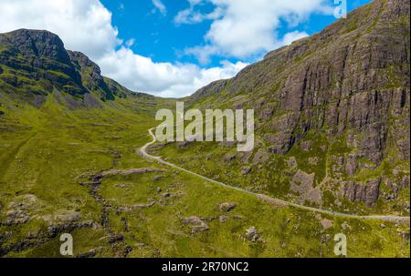 Luftaufnahme der einspurigen Straße durch den Bealach na Bà Pass auf der Halbinsel Applecross, Wester Ross, Highland, Schottland, Großbritannien Stockfoto