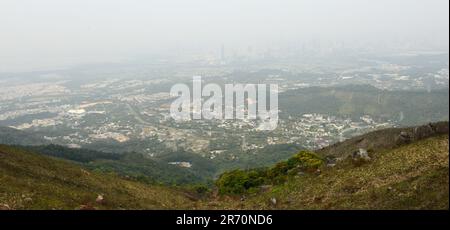 Blick auf Shenzhen vom Berg Kai Kung Shan in den New Territories in Hong Kong. Stockfoto