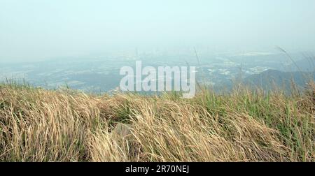 Blick auf Shenzhen vom Berg Kai Kung Shan in den New Territories in Hong Kong. Stockfoto