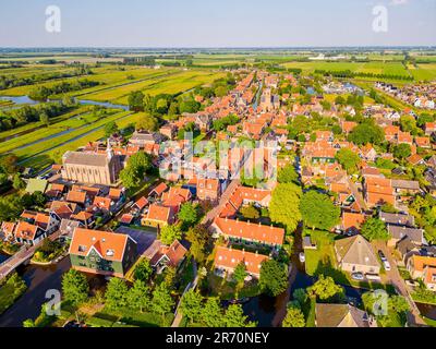 High Angle Drone Point of View im Dorf De Rijp, Teil der Gemeinde Alkmaar, Nordholland, Niederlande Stockfoto