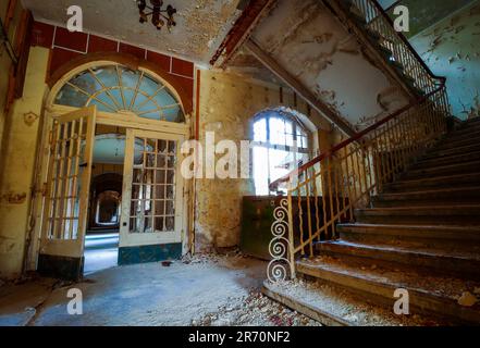Leerer Flur mit Treppe an einem verlassenen Ort Stockfoto
