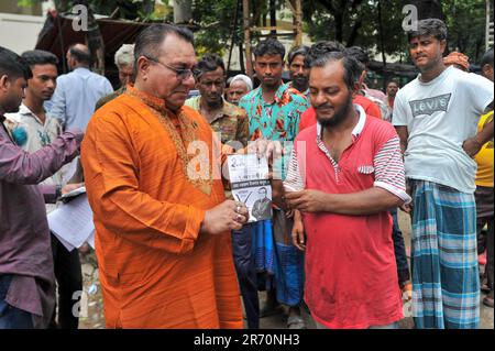 Für die Wahlen zur Sylhet City Corporation am 21. Juni wurden heute Symbole unter den Bürgermeisterkandidaten und Ratskandidaten verteilt. Nazrul Islam Babul von der Jatiya-Partei erhielt das Pflugsymbol, um als Bürgermeisterkandidat zu kandidieren. Sylhet, Bangladesch. Stockfoto