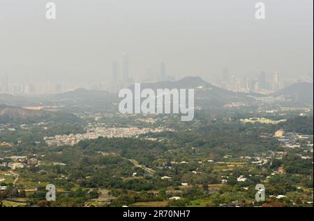 Blick auf Shenzhen vom Berg Kai Kung Shan in den New Territories in Hong Kong. Stockfoto