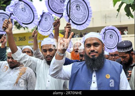 Für die Wahlen zur Sylhet City Corporation am 21. Juni wurden heute Symbole unter den Bürgermeisterkandidaten und Ratskandidaten verteilt. Hafiz Maulana Mahmudul Hasan vom Islamischen Andolon erhielt das Hatpakha-Symbol (Handfan), um als Bürgermeisterkandidat kandidiert zu werden. Sylhet, Bangladesch. Stockfoto