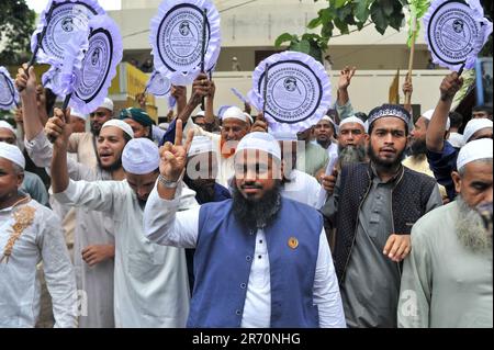 Für die Wahlen zur Sylhet City Corporation am 21. Juni wurden heute Symbole unter den Bürgermeisterkandidaten und Ratskandidaten verteilt. Hafiz Maulana Mahmudul Hasan vom Islamischen Andolon erhielt das Hatpakha-Symbol (Handfan), um als Bürgermeisterkandidat kandidiert zu werden. Sylhet, Bangladesch. Stockfoto