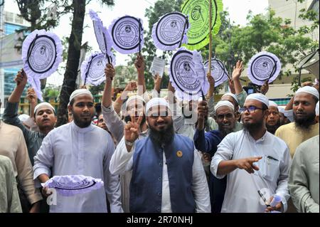 Für die Wahlen zur Sylhet City Corporation am 21. Juni wurden heute Symbole unter den Bürgermeisterkandidaten und Ratskandidaten verteilt. Hafiz Maulana Mahmudul Hasan vom Islamischen Andolon erhielt das Hatpakha-Symbol (Handfan), um als Bürgermeisterkandidat kandidiert zu werden. Sylhet, Bangladesch. Stockfoto