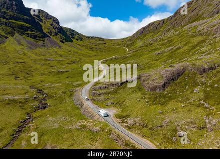 Luftaufnahme der einspurigen Straße durch den Bealach na Bà Pass auf der Halbinsel Applecross, Wester Ross, Highland, Schottland, Großbritannien Stockfoto