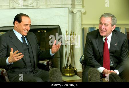 Silvio Berlusconi ist verstorben. Washington, DC - 28. Februar 2006 -- US-Präsident George W. Bush trifft am 28. Februar 2006 im Oval Office des Weißen Hauses mit Ministerpräsident Silvio Berlusconi aus Italien zusammen.Kredit: Ron Sachs/CNP /MediaPunch Stockfoto