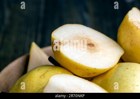 Zerstückelte Birne auf dem Tisch, reife Birne in Scheiben geschnitten Stockfoto