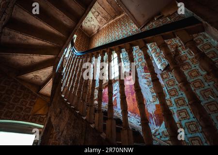 Alte Holztreppe an einem verlorenen Ort Stockfoto