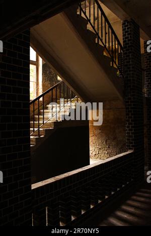 Treppe in Licht und Schatten Stockfoto