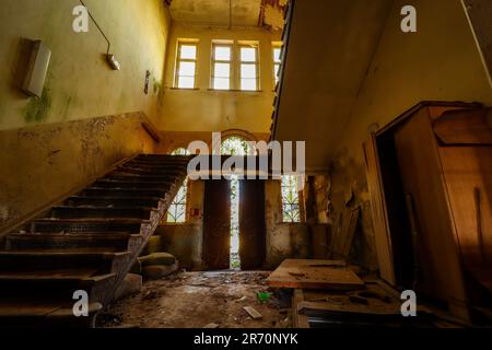 Ein alter verlassener Saal in einem verlorenen Schloss Stockfoto
