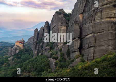 Meteora Felsen und das heilige Kloster Roussanou / St. Barbara (gegründet in der Mitte des 16. Jahrhundert n. Chr.) in Griechenland Stockfoto