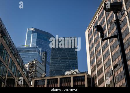 London, Vereinigtes Königreich: Wolkenkratzer in der City of London, eingerahmt von Vordergrundgebäuden. Enthält 22 Bishopsgate (höchste), 8 Bishopsgate (mit gelbem Kran) und Stockfoto