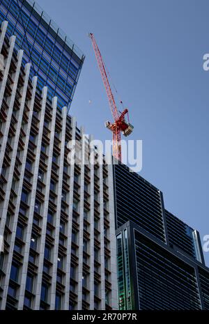 London, Vereinigtes Königreich: Roter Kran auf der 40 Leadenhall Street oder Stanza London, ein Wolkenkratzer, der derzeit in der City of London gebaut wird. Stockfoto