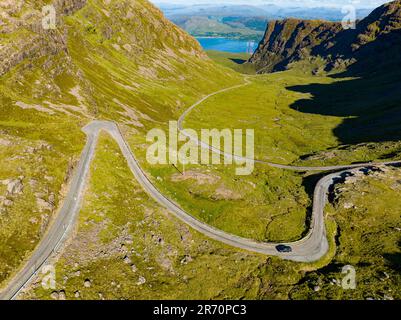 Luftaufnahme der einspurigen Straße durch den Bealach na Bà Pass auf der Halbinsel Applecross, Wester Ross, Highland, Schottland, Großbritannien Stockfoto