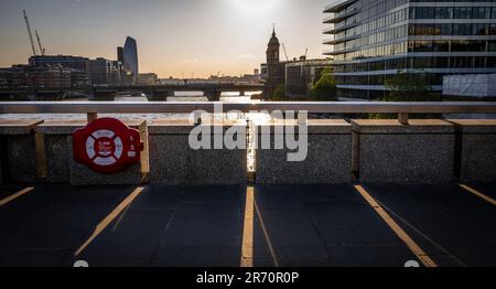 London, Großbritannien: Abendlicher Blick auf die Themse von der London Bridge aus mit Blick nach Westen in Richtung Blackfriars Bridge. Stockfoto