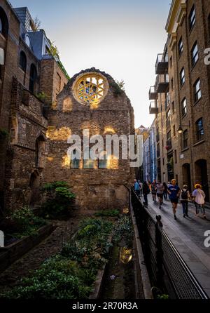 London, Großbritannien: Abendlicher Blick auf die Ruinen des Winchester Palace an der Pickfords Wharf in Southwark. Das sind die Überreste der Großen Halle des 13. Jahrhunderts. Stockfoto