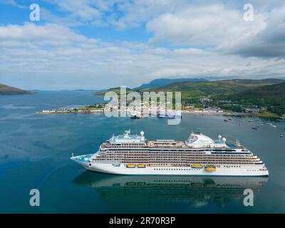 Luftaufnahme des herrlichen Kreuzfahrtschiffs Regent Seven Seas in Ullapool, Scottish Highlands, Schottland, Großbritannien Stockfoto