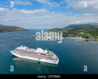 Luftaufnahme des herrlichen Kreuzfahrtschiffs Regent Seven Seas in Ullapool, Scottish Highlands, Schottland, Großbritannien Stockfoto