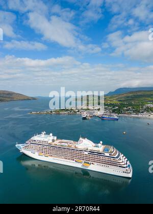 Luftaufnahme des herrlichen Kreuzfahrtschiffs Regent Seven Seas in Ullapool, Scottish Highlands, Schottland, Großbritannien Stockfoto