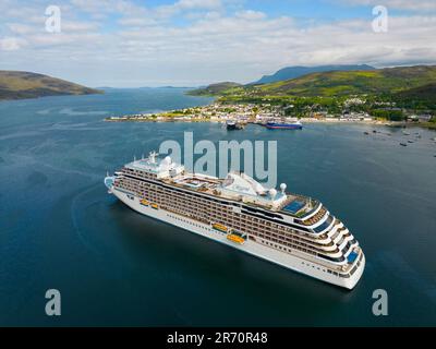 Luftaufnahme des herrlichen Kreuzfahrtschiffs Regent Seven Seas in Ullapool, Scottish Highlands, Schottland, Großbritannien Stockfoto