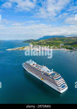 Luftaufnahme des herrlichen Kreuzfahrtschiffs Regent Seven Seas in Ullapool, Scottish Highlands, Schottland, Großbritannien Stockfoto